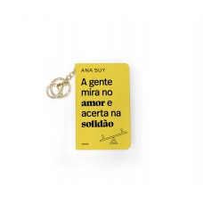 A gente mira no amor e acerta na solidão - Livro de bolso com chaveiro