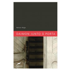 Daimon junto à porta